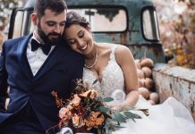 Hochzeitsplanung: Diese 15 Fehler solltet Ihr vermeiden Hochzeitspaar-auf-Auto