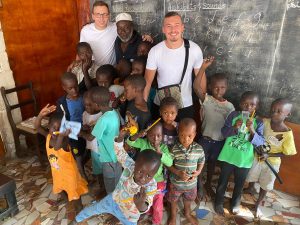 Schulen in Gambia: Warum das Land unsere Hilfe benötigt