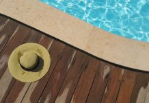 Sommersaison Ahoi: Den Pool aus dem Winterschlaf befreien