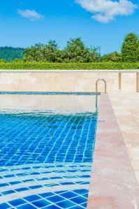 Pool winterfest machen: So gehen Sie am besten vor