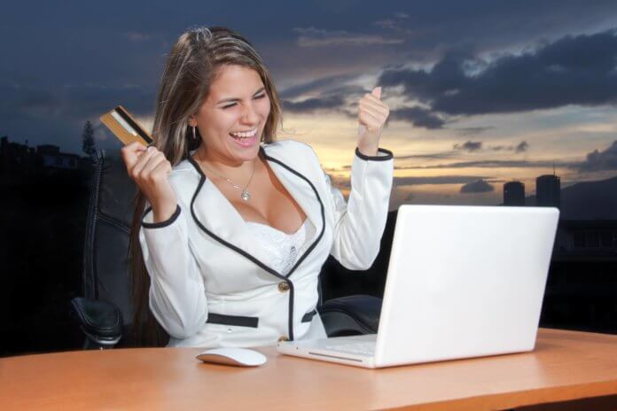 happy-businesswoman-mit-Kreditkarte